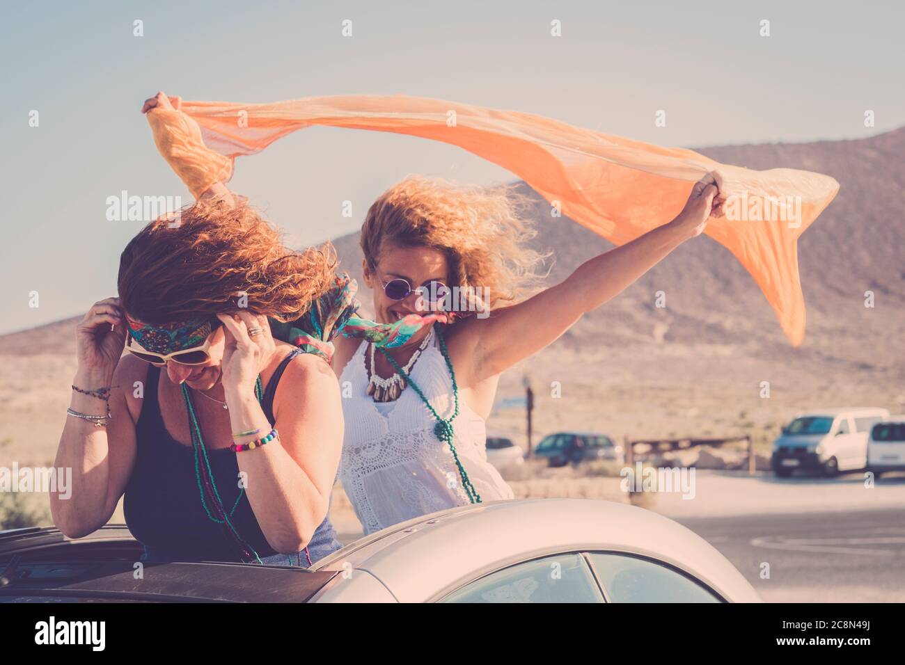 Jugendliche weibliche Erwachsene Freunde genießen Freundschaft und reisen für Sommerurlaub Urlaub zusammen - glücklich Lebensstil frei alternative Vielfalt Menschen in Stockfoto Jugendliche weibliche Erwachsene Freunde genießen Freundschaft und reisen für Sommerurlaub Urlaub zusammen - glücklich Lebensstil frei alternative Vielfalt Menschen in Stockfoto
