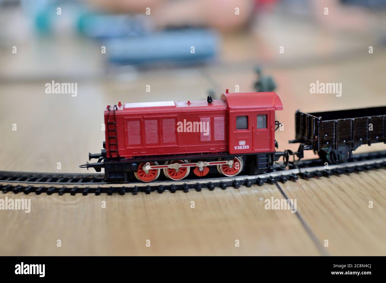 Miniatur-Spielzeugeisenbahn mit Metallschienen, Maßstab 1:120. Vintage Spielzeug aus den 80ern. Stockfoto