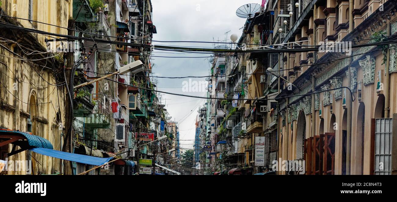 Die geschäftigen belebten Straßen von Zentral-Yangon in Myanmar, formal Rangun in Burma, Asien Stockfoto