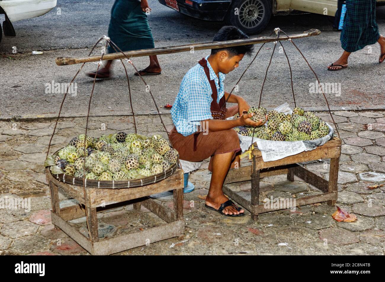 Hawke bereitet seine Obstkörbe für den Transport und Verkauf auf den Straßen von Yangon, Myanmar, vor Stockfoto