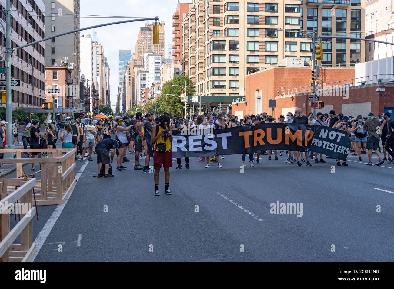 NEW YORK, NY – 25. JULI: Protestler mit Banner und Schilder auf der 7 Avenue gehen während eines marsches mit Black Lives Matter Bewegung und koordiniert Stockfoto