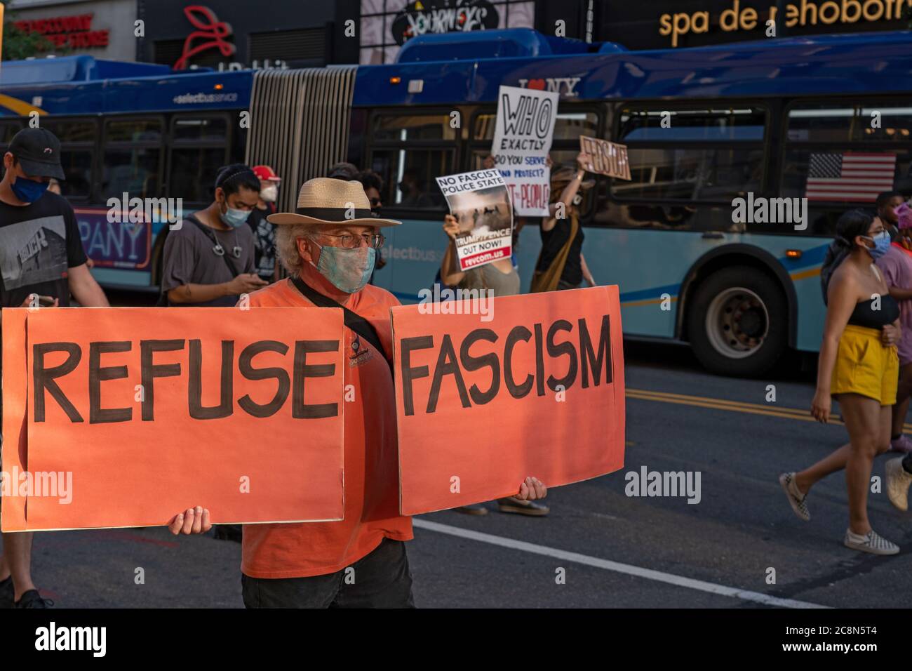 NEW YORK, NY – 25. JULI: Demonstranten nehmen an Kundgebung und marsch Teil, die vom Müllfaschismus auf dem Union Square und der 14. Straße während der COVID-19 Pandemie organisiert werden Stockfoto