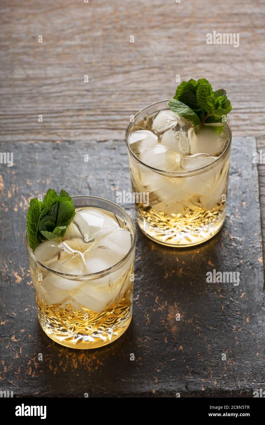 Glas Rum auf dem Holzhintergrund, Cuba Libre oder Long Island Eistee Cocktail mit starken Getränken. Stockfoto