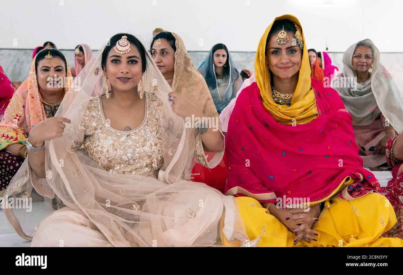 Sikh Hochzeit weiblichen Gäste tragen traditionelle Kleidung und Schmuck Punjab Indien Stockfoto