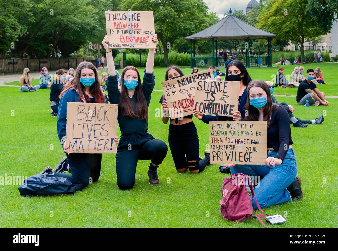 HULL, Großbritannien - 11. JULI 2020: Demonstranten demonstrieren am 11. Juli 2020 in Hull, Humberside, Großbritannien, für ein Treffen mit Corona-Virus-Masken Stockfoto