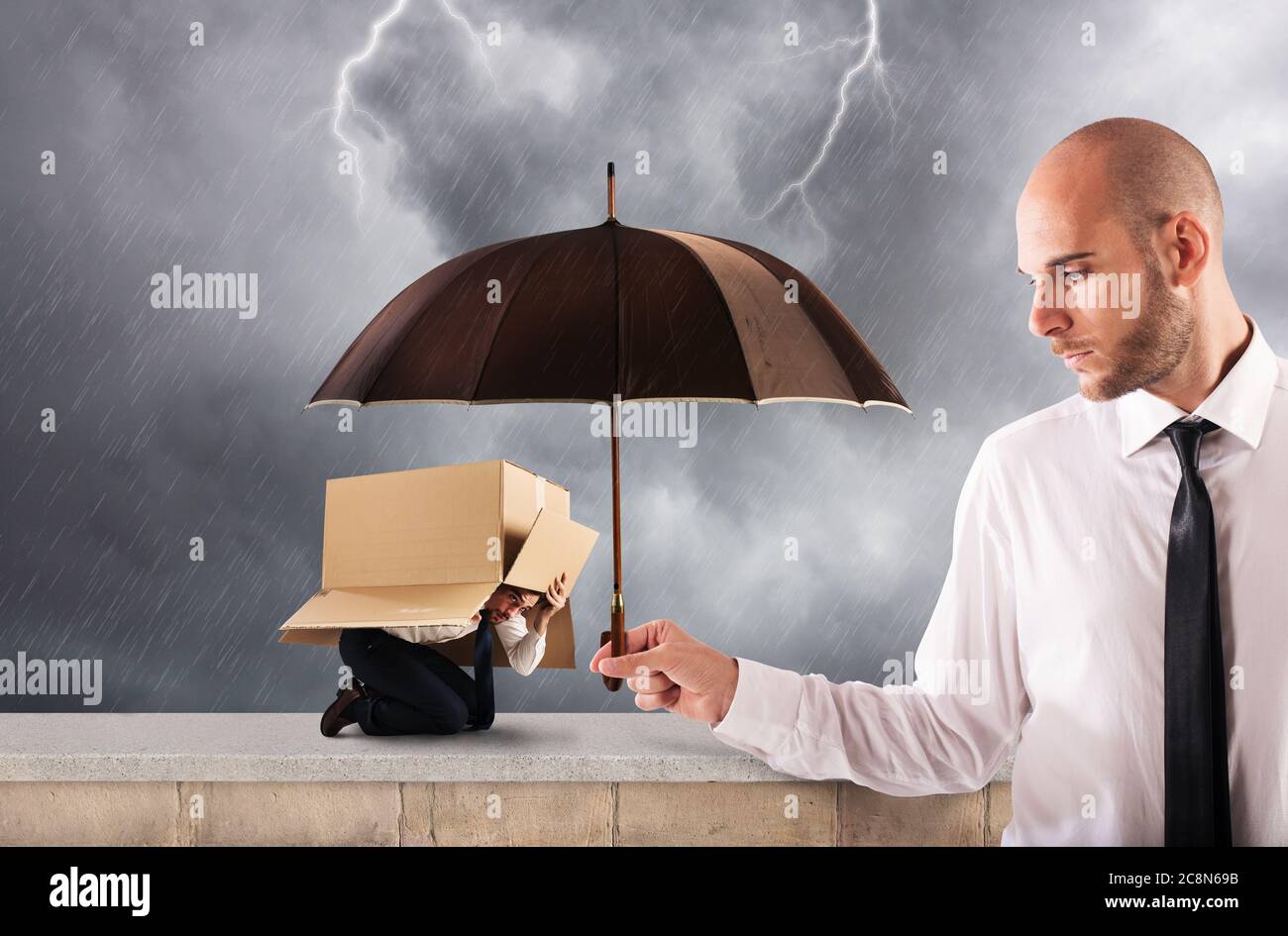Konzept der Unterstützung in Ihrem Unternehmen mit einem großen Geschäftsmann, der einen Regenschirm hält Stockfoto