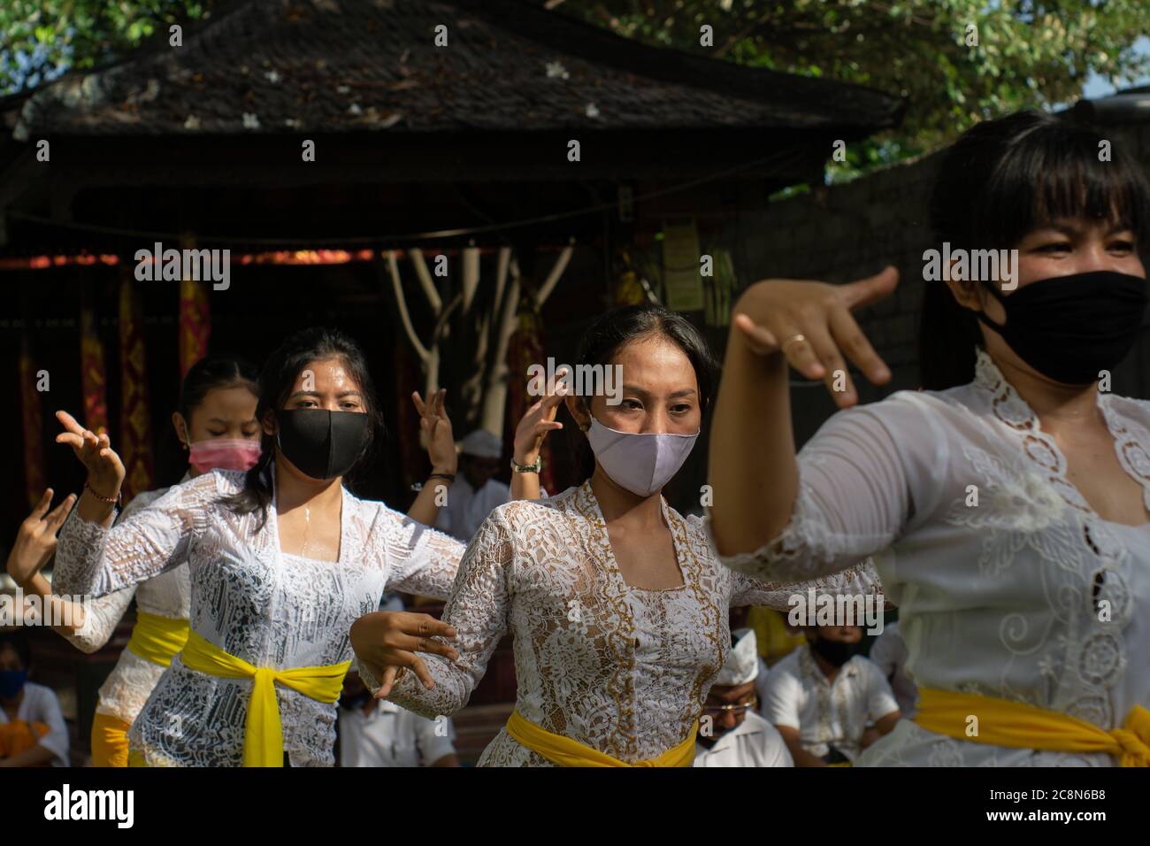 BALI/INDONESIEN-3. JULI 2020: Das neue normale Leben auf Bali. Das Gebetsprogramm im Tempel begleitet von einem traditionellen Tanz, bei dem die Tänzer ihn trugen Stockfoto