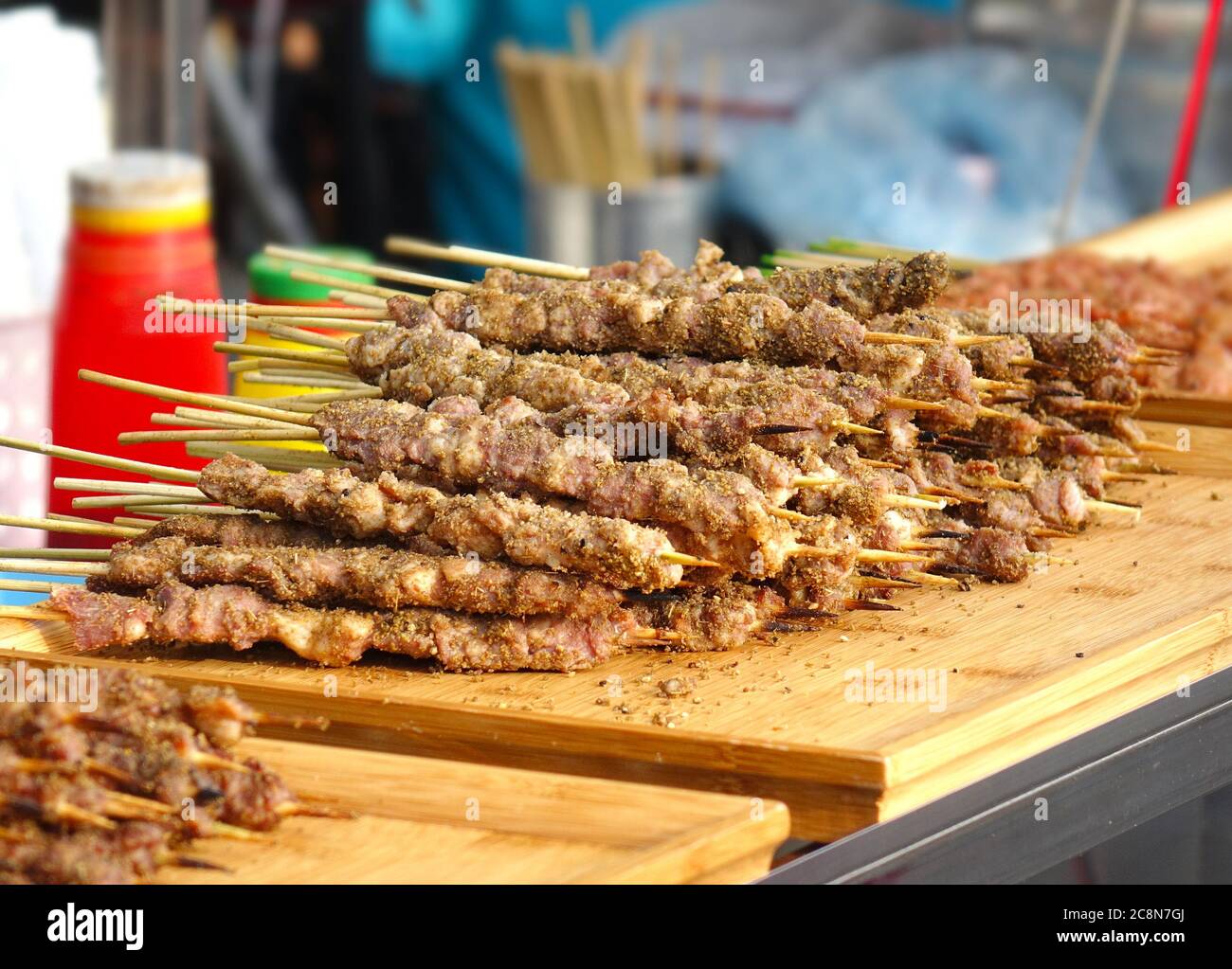 Ein Street Food Stall in Taiwan bietet Fleischspieße mit Mideast-Gewürzen Stockfoto