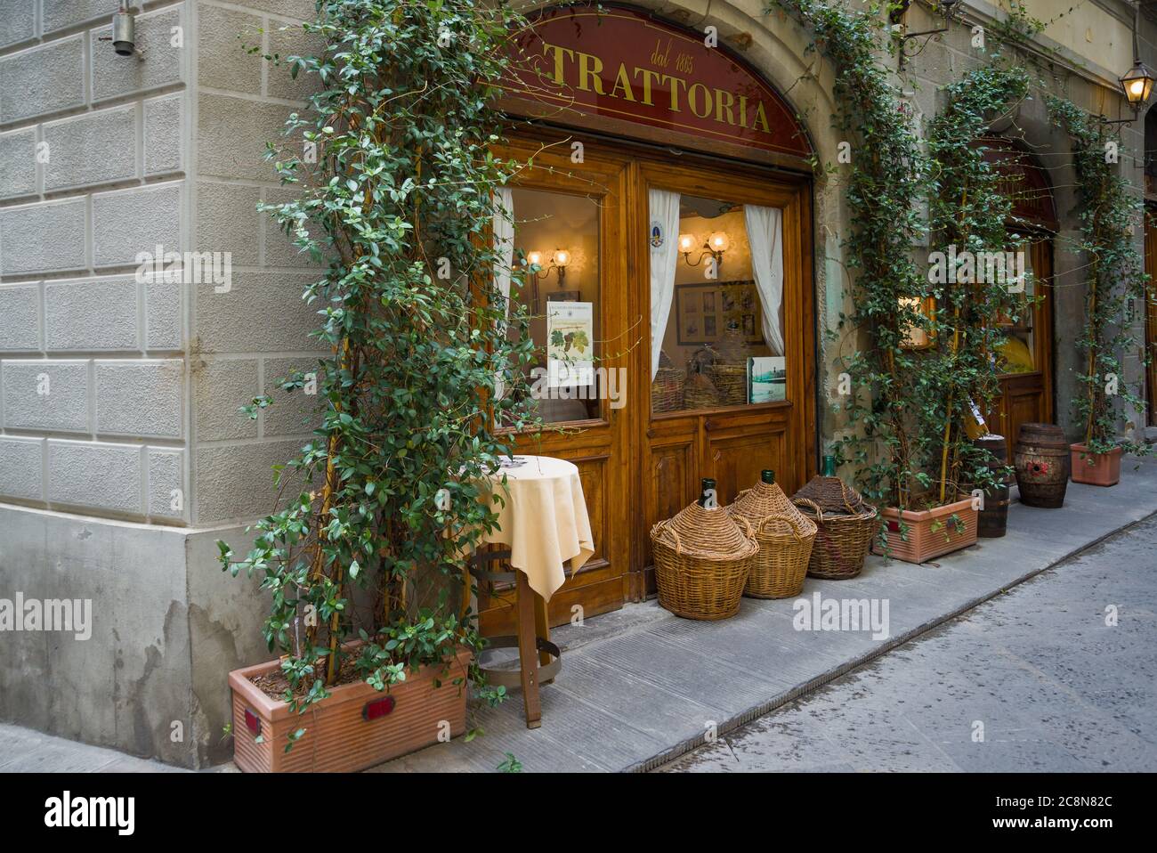 Fassade der alten Trattoria aus der Nähe. Florenz, Italien Stockfoto