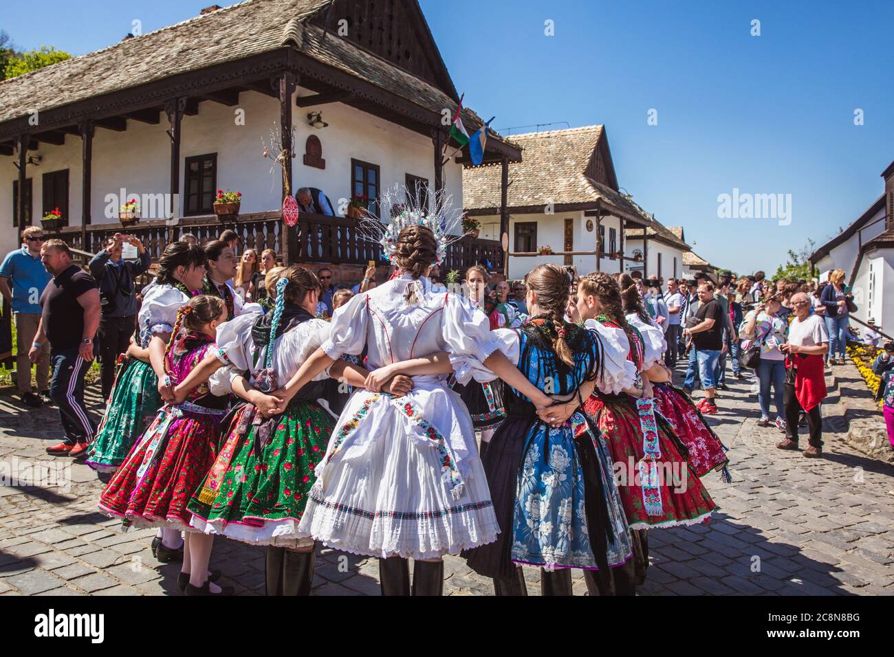 HOLLOKO, UNGARN - 12. April 2019: Osterfest im Folkloredorf Helloko traditioneller Mädchentanz Stockfoto