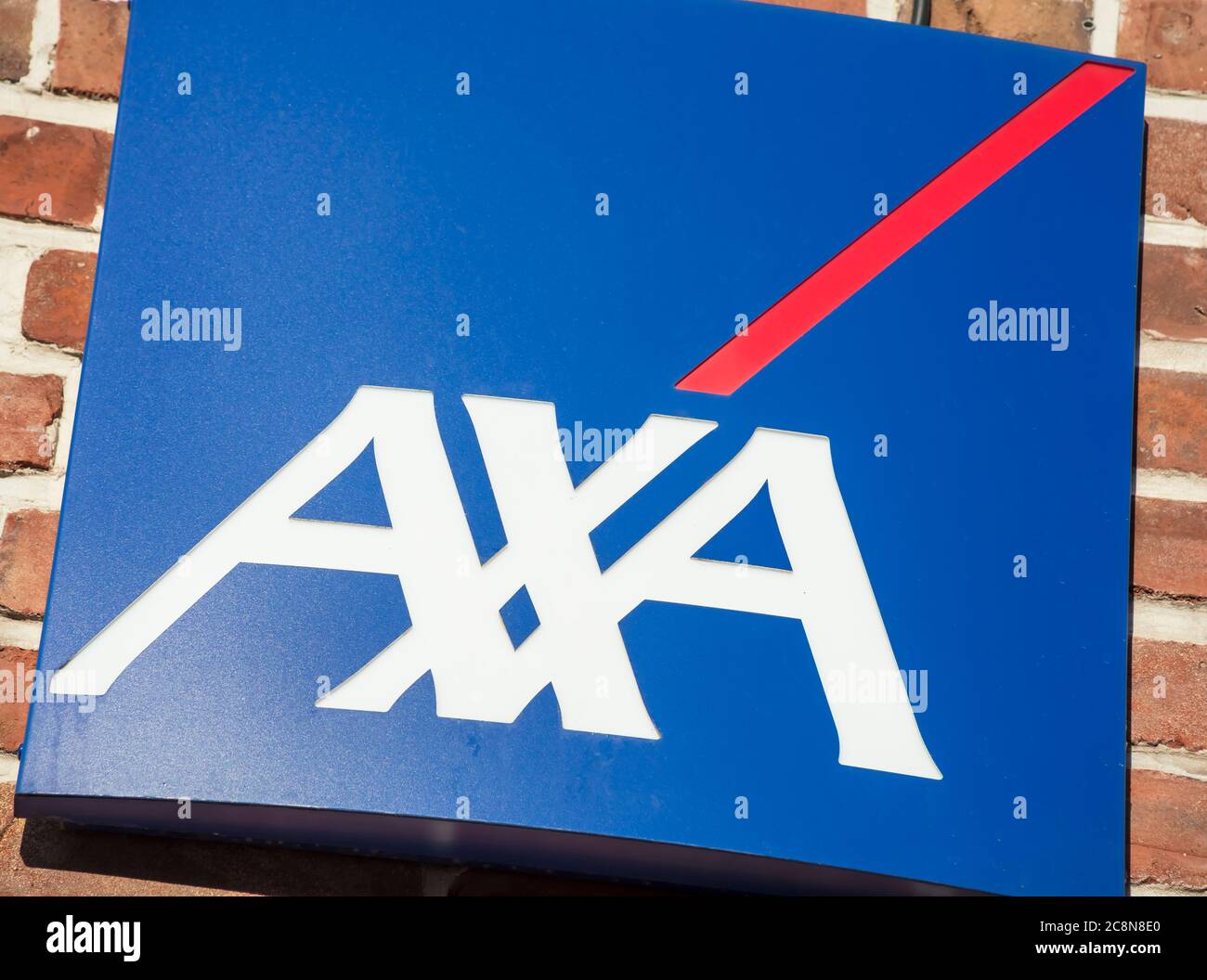 Roncq, Frankreich; April/29/2019; Axa Versicherungsbüro im Roncq Zentrum in Frankreich. Stockfoto