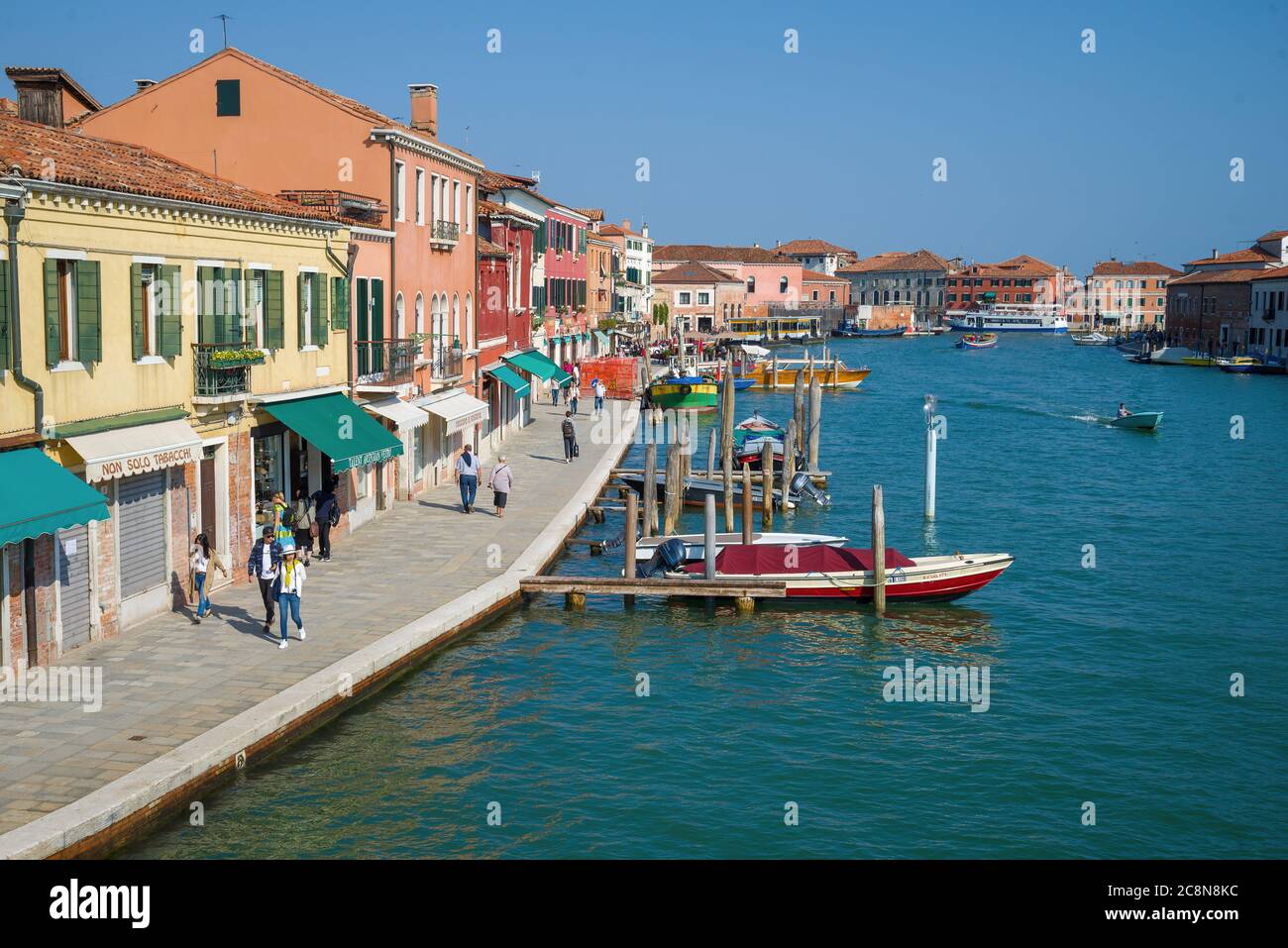 VENEDIG, ITALIEN - 27. SEPTEMBER 2017: Sonniger Tag auf der Insel Murano Stockfoto