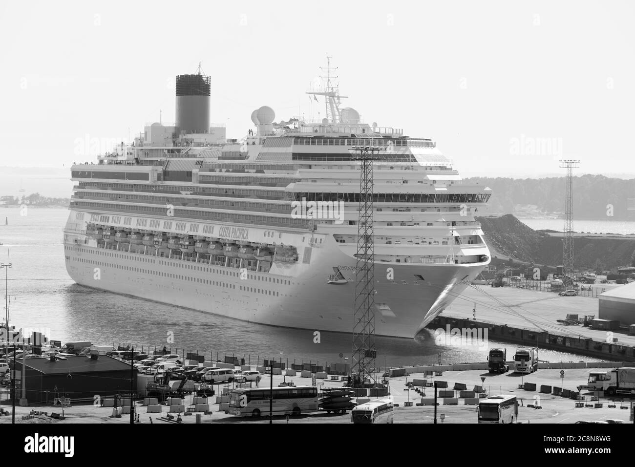 Schwarz-Weiß-Bild von Costa Pacifica Kreuzfahrtschiff am Melkinlaituri Kai, West Terminal von Helsinki, Finnland Stockfoto