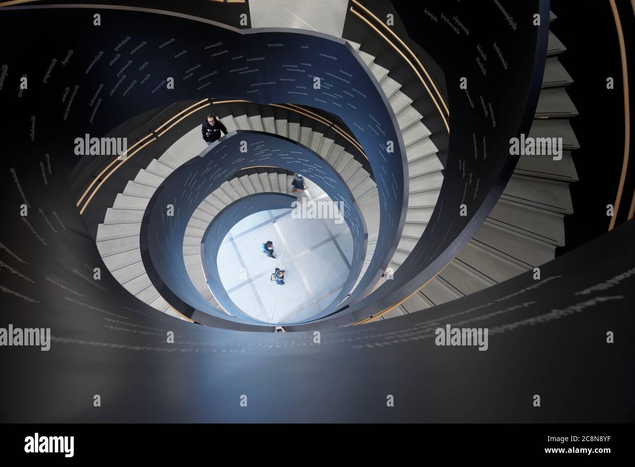 Wendeltreppe in Helsinki City Library Oodi in Helsinki, Finnland Stockfoto