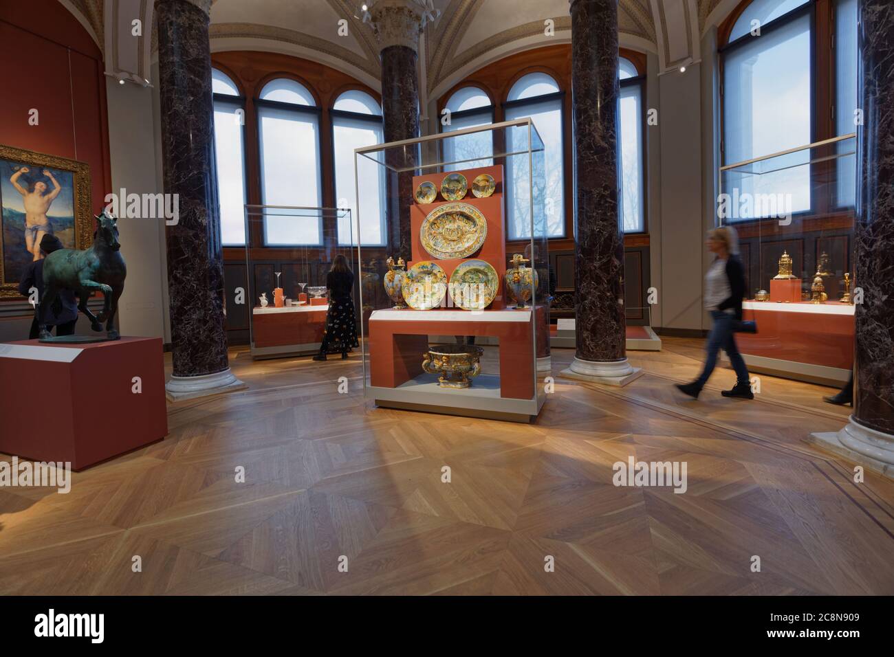 Die Menschen bewundern die Sammlung des Schwedischen Nationalmuseums in Stockholm, Schweden Stockfoto