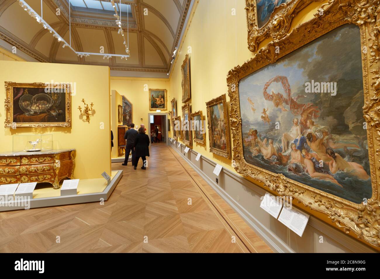 Die Menschen bewundern die Sammlung des Schwedischen Nationalmuseums in Stockholm, Schweden Stockfoto