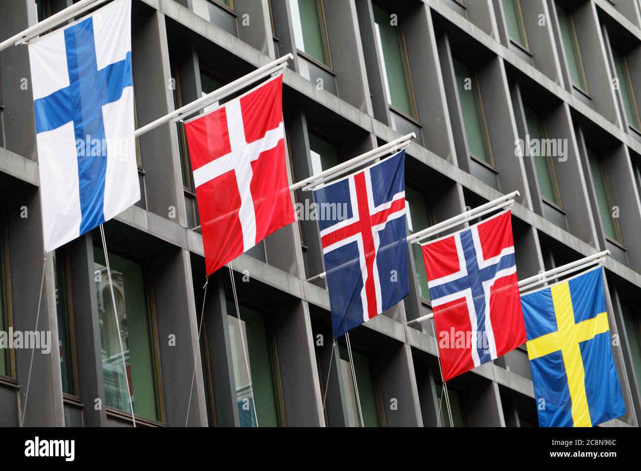 Nordische Flaggen auf dem Hotel Kamp in Helsinki, Finnland. Flaggen von links: Finnland, Dänemark, Island, Norwegen, Schweden Stockfoto