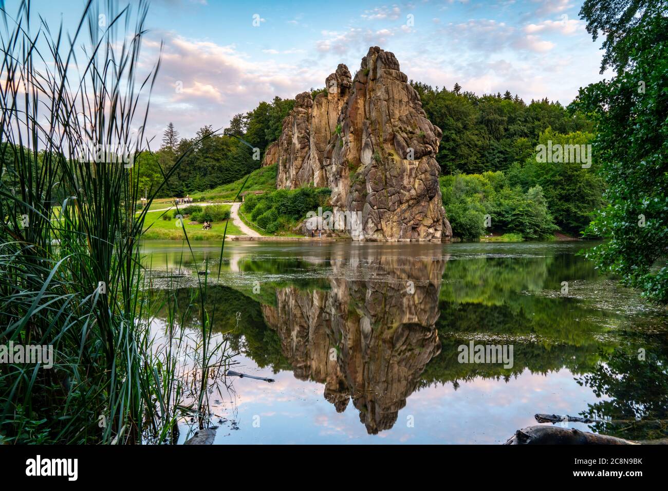 Die Externsteine, eine Sandsteinfelsenformation, Wiembecketeich, im Teutoburger Wald, bei Horn-Bad Meinberg, Deutschland, Stockfoto