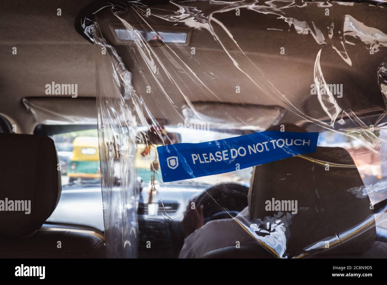 Bangalore, Indien - 08. Juni 2020. Sicherheitsblende im Taxi für soziale Distanzierung, Indien, Bengaluru Stockfoto