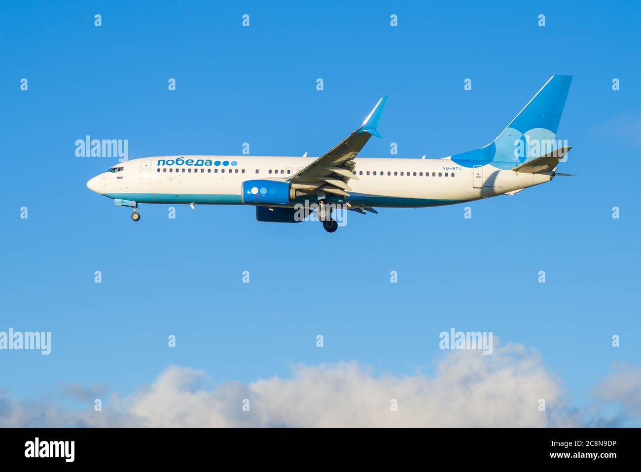 ST. PETERSBURG, RUSSLAND - 25. OKTOBER 2018: Flugzeug Boeing 737-800 (VQ-BTJ) von Pobeda Airlines auf dem Gleitweg vor der Landung auf dem Pulkovo Flughafen Stockfoto