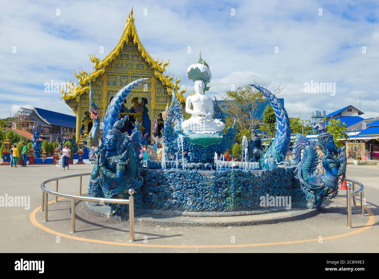 CHIANG RAY, THAILAND - 17. DEZEMBER 2018: Blick auf den Brunnen mit einer Skulptur eines sitzenden Buddha. Das Gebiet des Blauen Tempels (Wat Rong Sear T Stockfoto