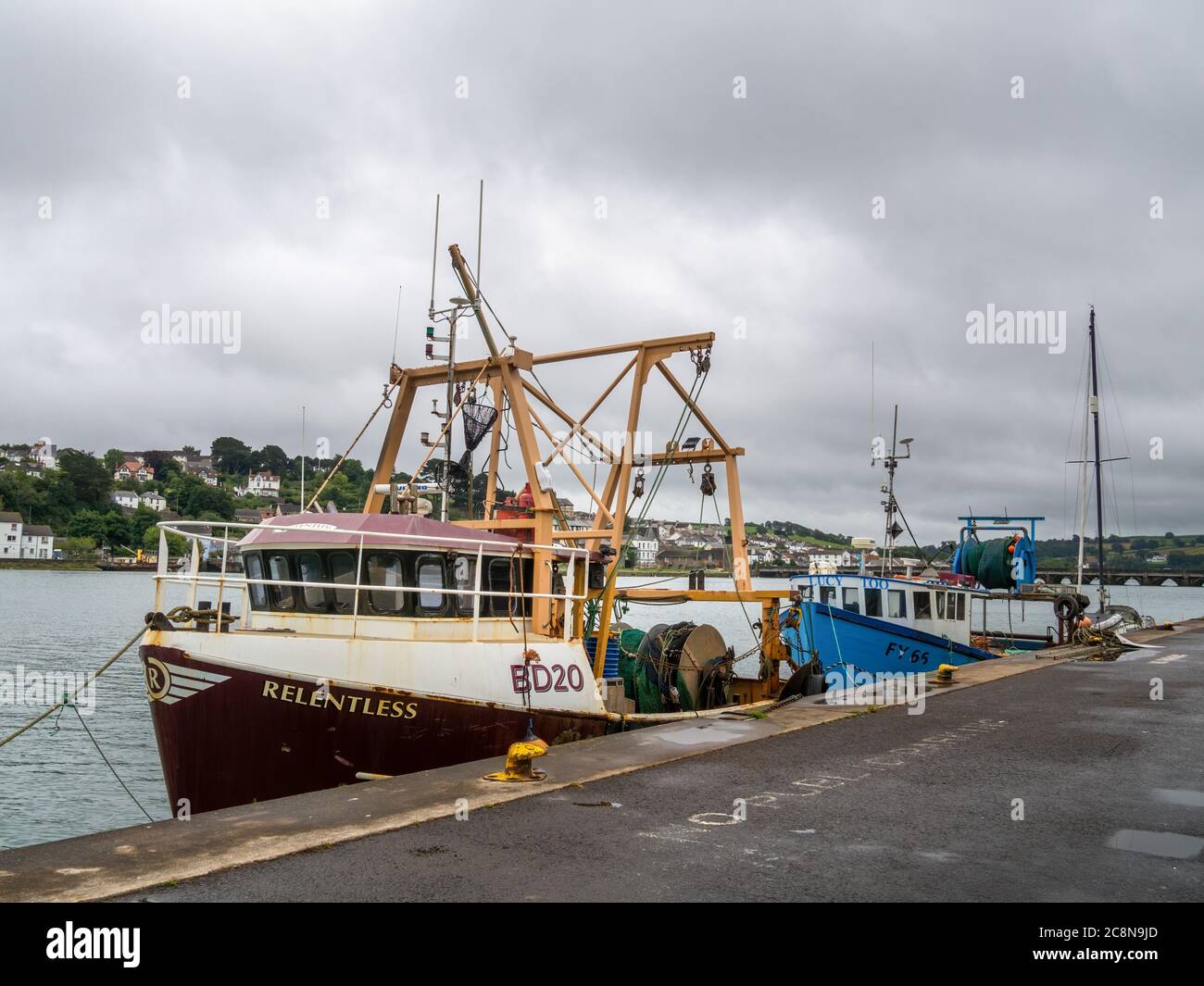 BIDEFORD, DEVON Großbritannien - JULI 25 2020: Fischerboote liegen am Kai. Stockfoto