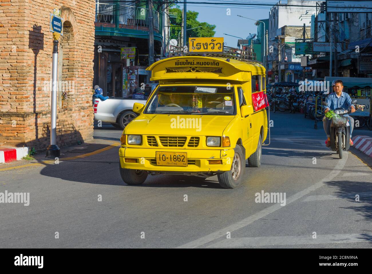 CHIANG MAI, THAILAND - 22. DEZEMBER 2018: Gelbes sontego auf einer Stadtstraße in der Altstadt Stockfoto