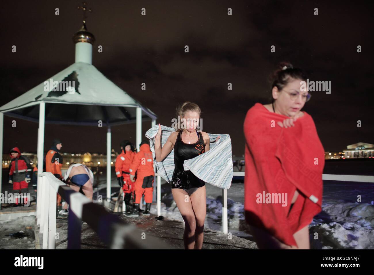 Russische Frauen gehen aus dem Eisbad während der Feier Epiphanie in Sankt Petersburg, Russland Stockfoto