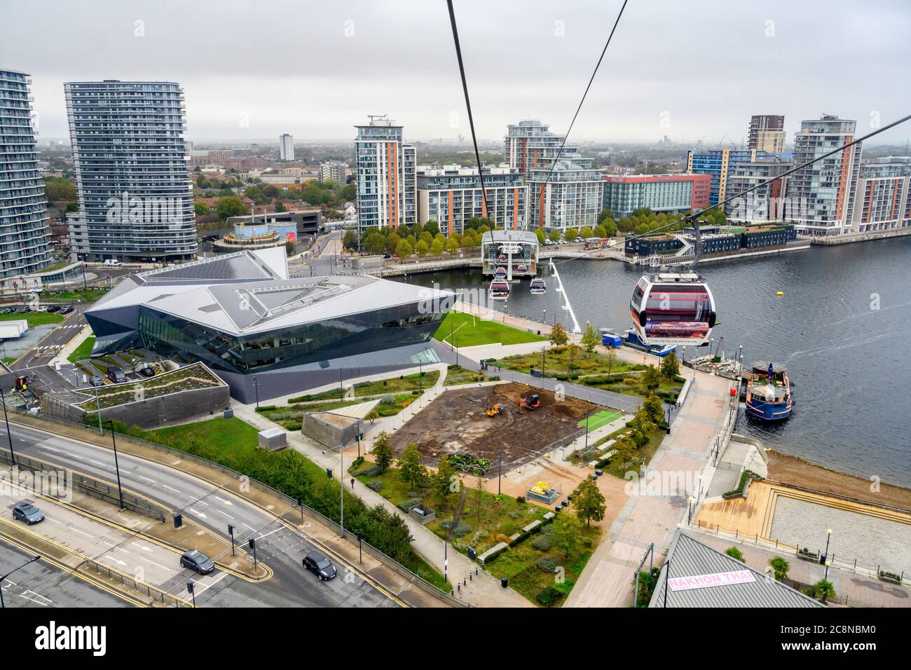 Blick von der Emirates Air Line Seilbahn auf die Royal Docks. Die Linie verbindet Greenwich Peninsula und Royal Docks in London Docklands, England, Großbritannien. Stockfoto
