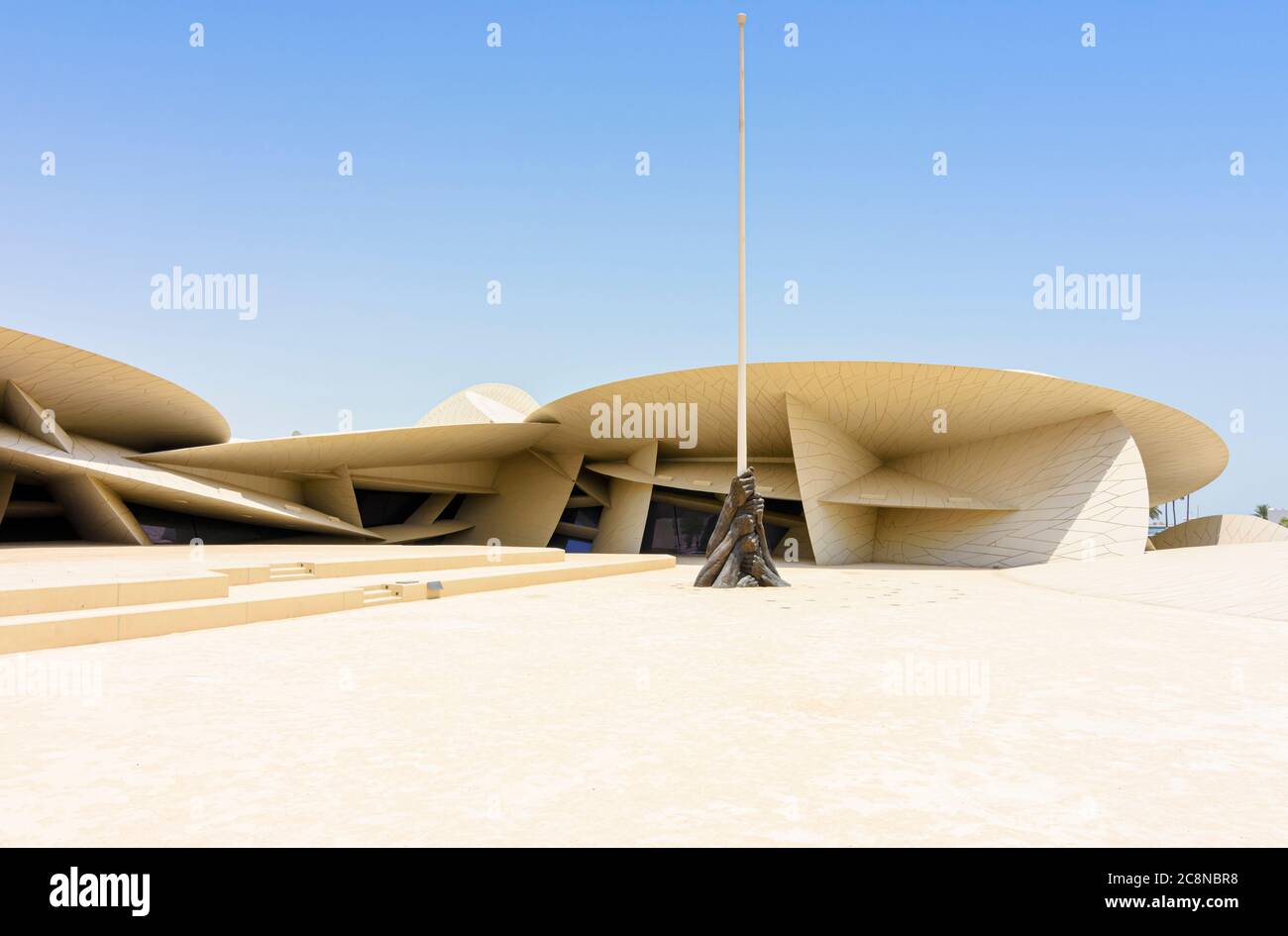 Innenhof des Desert Rose architektonische Wahrzeichen der nationalen Museum von Katar, Doha, Qatar inspiriert Stockfoto
