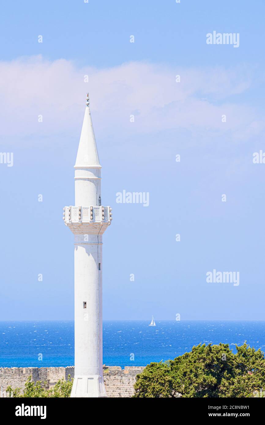 Minarett der Altstadt von Rhodos über der Ibrahim Pascha Moschee in Rhodos, Griechenland Stockfoto