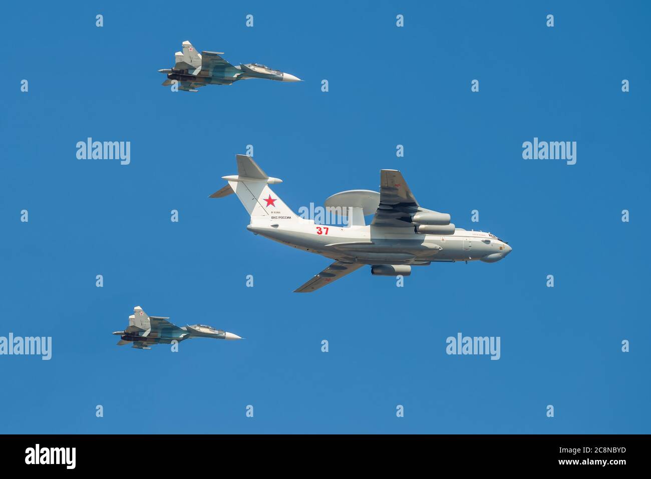 ST. PETERSBURG, RUSSLAND - 25. JULI 2019: A-50 Liska Flugzeug (RF-93966), begleitet von zwei Su-30SM Multi-Rolle-Kämpfer bei einer Militärparade zu Ehren o Stockfoto