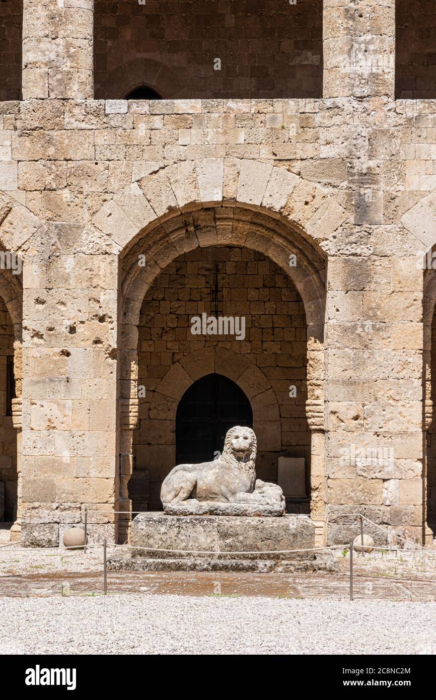 Steinlöwenskulptur im Archäologischen Museum von Rhodos im ehemaligen Krankenhaus der Ritter von Saint John, Rhodos-Stadt, Rhodos-Insel, Griechenland Stockfoto