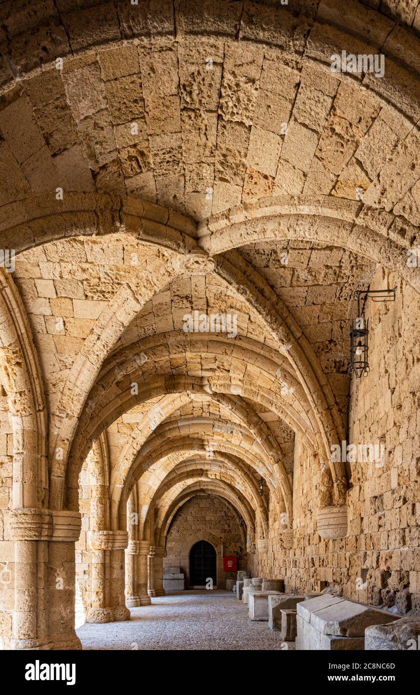 Gewölbte Kolonnade des Innenhofs des Archäologischen Museums von Rhodos, Rhodos-Stadt, Rhodos-Insel, Griechenland Stockfoto