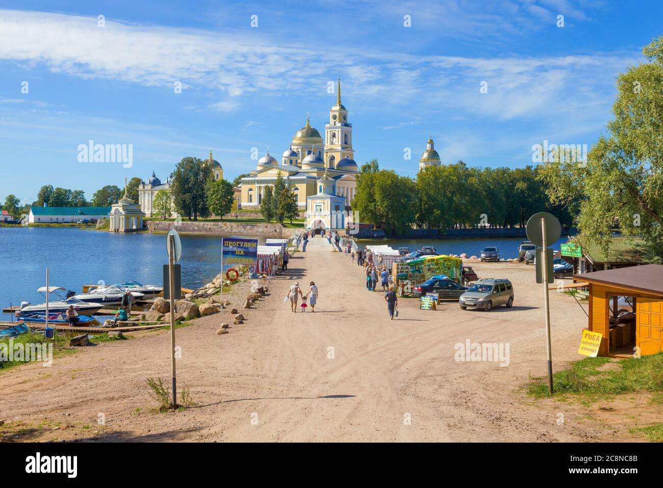 Blick auf die Nilo-Stolobenskaya Pustyn aus dem Dorf Svetlitsa an einem sonnigen Augusttag Stockfoto