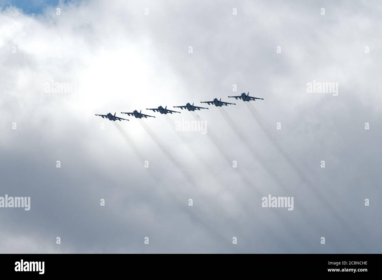 Sechs Militärjet Luftwaffe der nahen Luftunterstützung Su-25 Frogfoot nehmen an der Luftparade während der Feier des russischen Marine-Tages in St. Petersburg, Russland Stockfoto