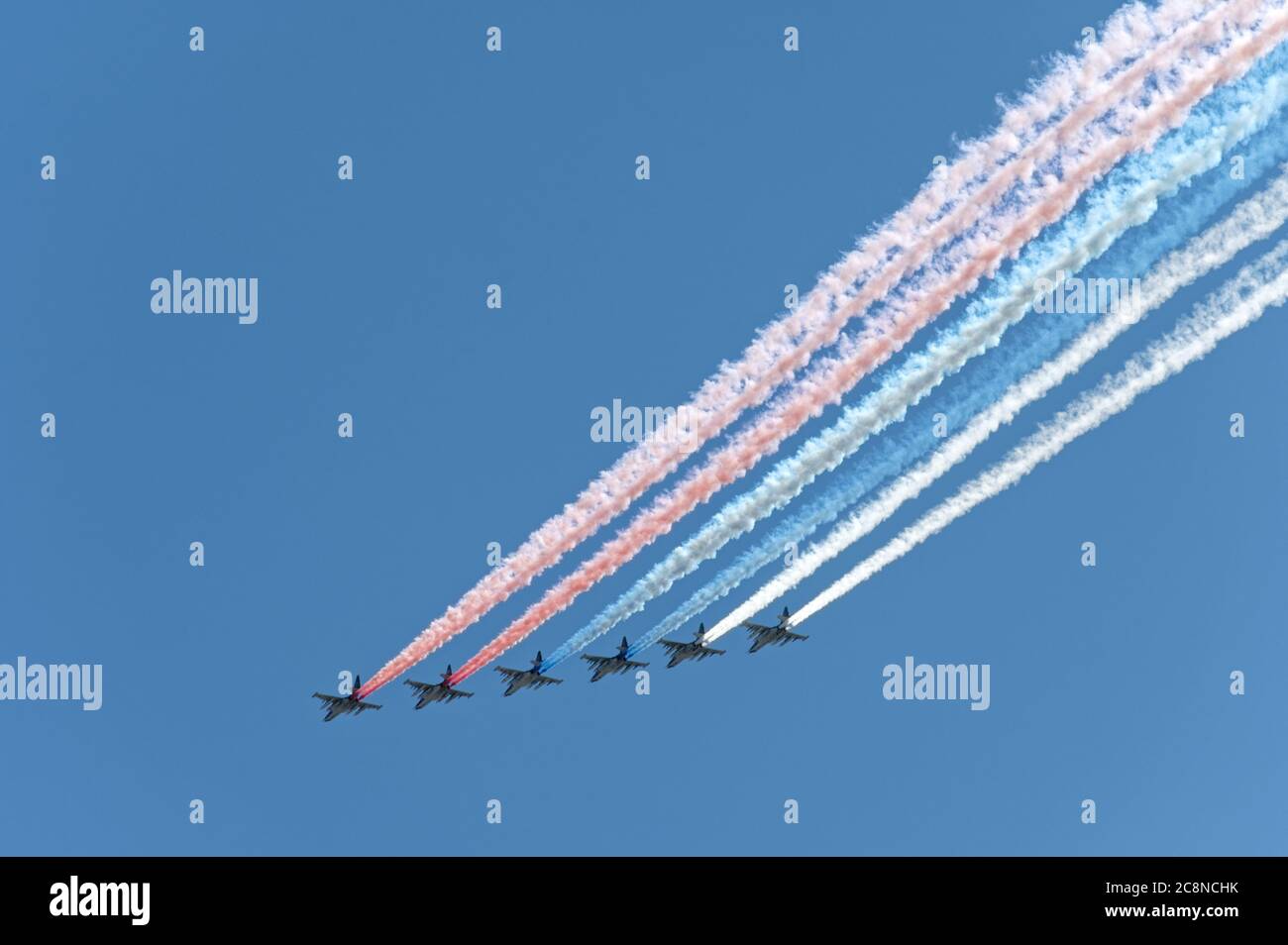 Flugzeuge Su-25 der russischen Marine Aviation zieht die Nationalflagge Russlands in den Himmel über Sankt Petersburg während der russischen Marine-Tag Parade Stockfoto