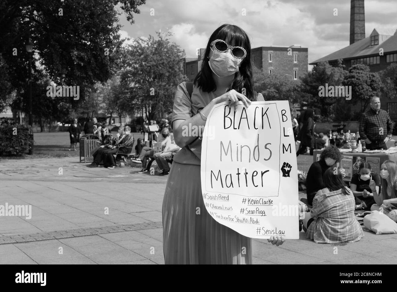 HULL, Großbritannien - 11. JULI 2020: Protestkundgebung für Black Lives Matter Treffen mit Corona Virus Maske am 11. Juli 2020 in Hull, Humberside, Großbritannien. Stockfoto