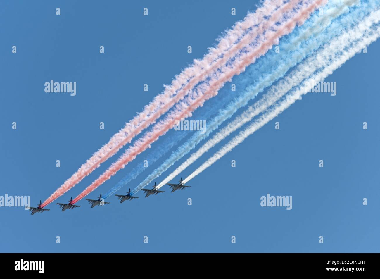 Flugzeuge Su-25 der russischen Marine Aviation zieht die Nationalflagge Russlands in den Himmel über Sankt Petersburg während der russischen Marine-Tag Parade Stockfoto