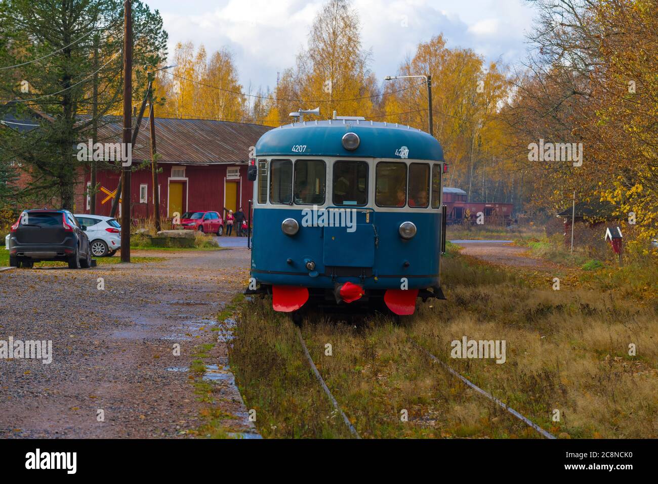 PORVOO, FINNLAND - 19. OKTOBER 2019: Der Retro-Zug auf dem alten Bahnhof von Porvoo im goldenen Herbst Stockfoto