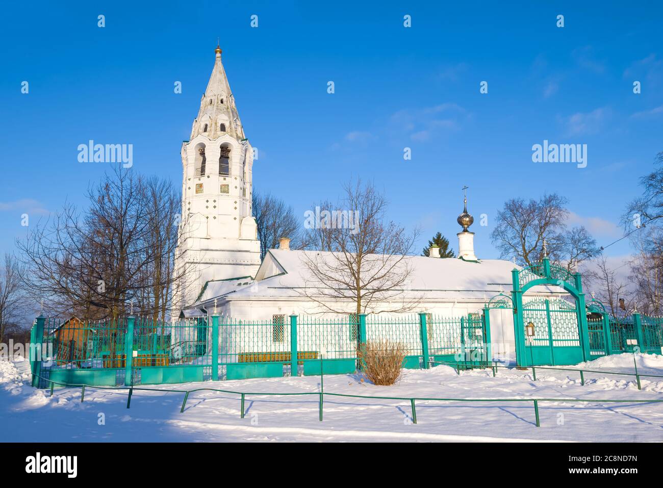 Fürbitte Kirche an einem sonnigen Januartag. Tutaev, Russland Stockfoto