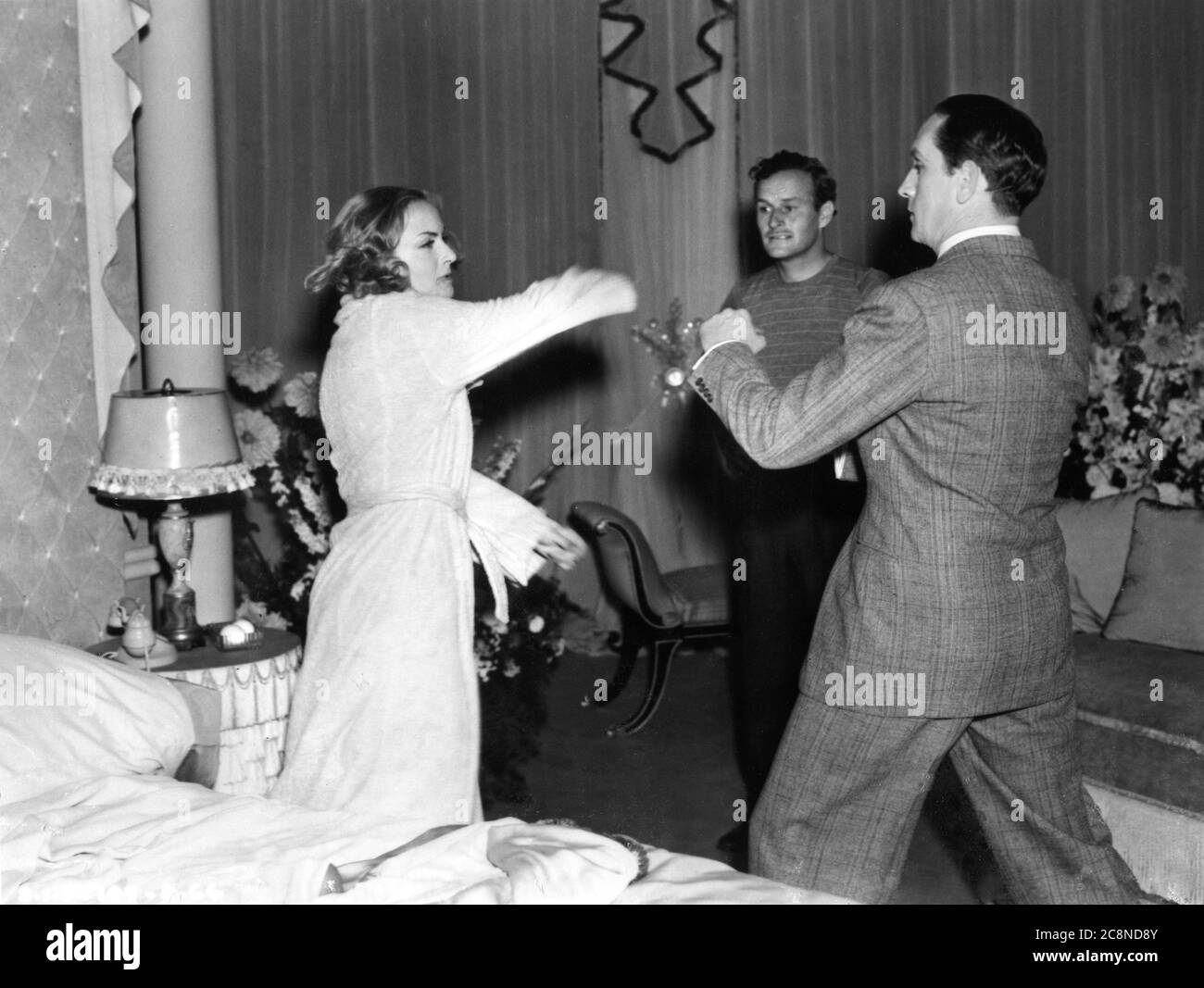 Regisseur WILLIAM WELLMAN inszeniert die Kampfszene mit CAROLE LOMBARD und FREDRIC MARCH am Set Candid während der Dreharbeiten zu NOTHING SACRED 1937 Drehbuch BEN HECHT Produzent DAVID O. SELZNICK Selznick International Pictures / United Artists Stockfoto