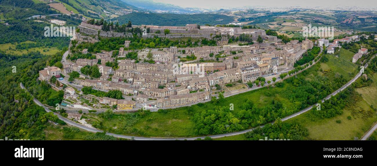 Panoramablick von oben auf die schöne Bergstadt Civitella del Tronto aus dem 16.. Jahrhundert in den Abruzzen, italien - Europa. Stockfoto