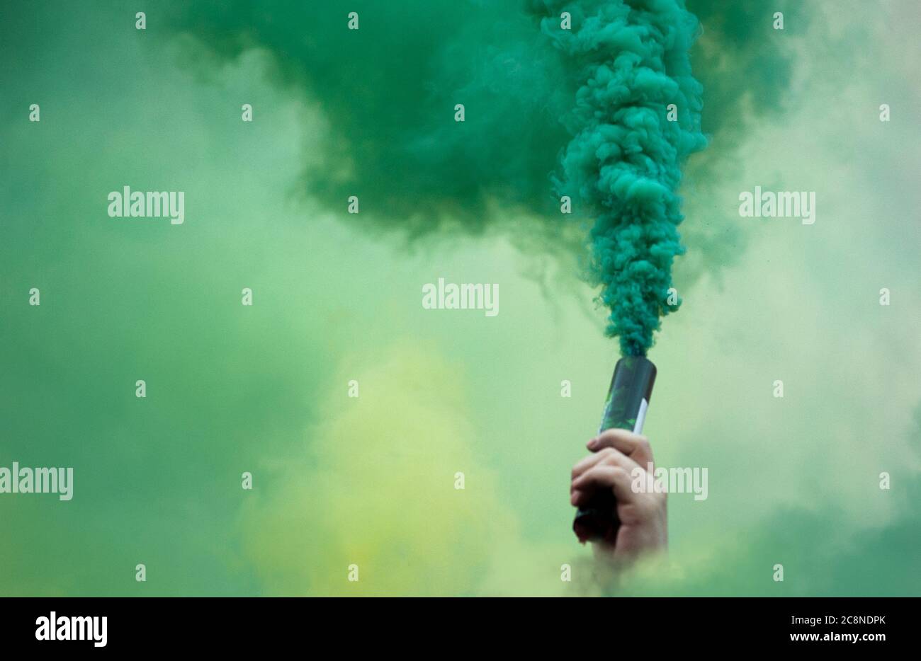 Protester Hand in der farbigen Smokey Stockfoto