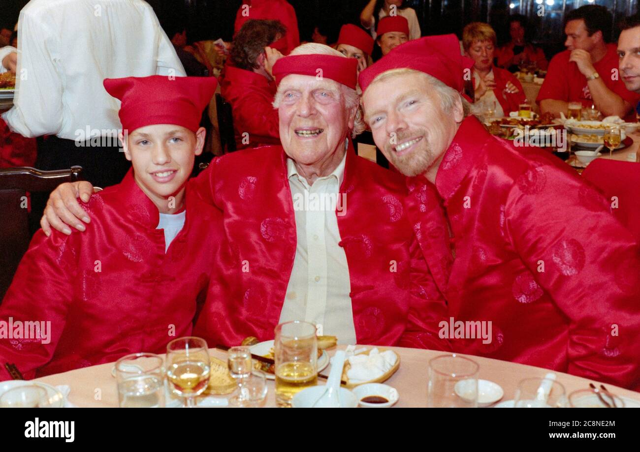 Sir Richard Branson Gründer der Virgin Group, darunter Virgin Atlantic Airlines mit seinem Vater Ted und Sohn Sam bei einem Abendessen in Shanghai, bei dem der Erstflug der Airlines-Operation von Heathrow in die chinesische Stadt im Juli 1999 gefeiert wurde. Stockfoto