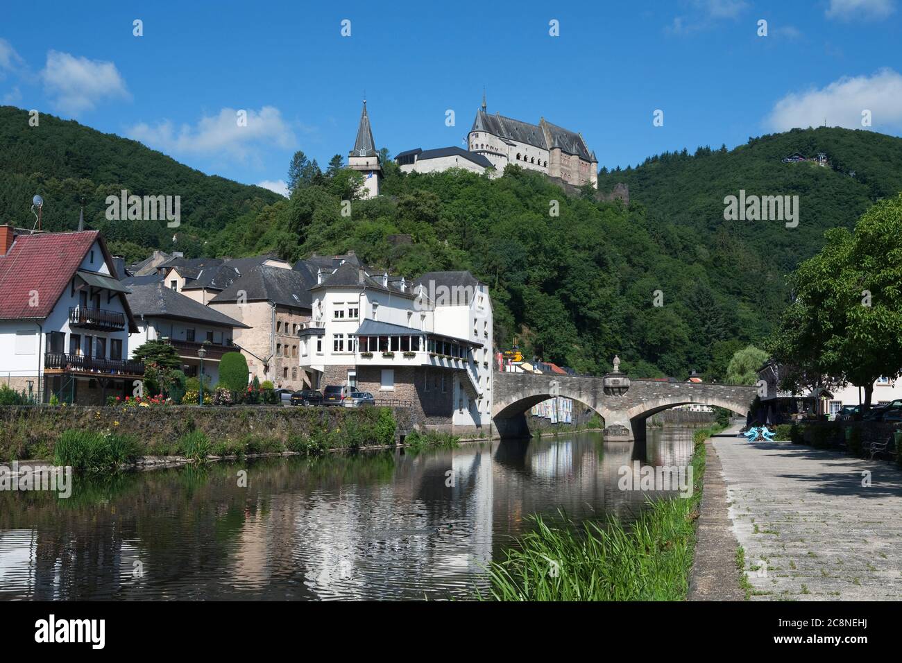 Vianden Schloss mit Blick auf die Stadt am Our, Vianden, Luxemburg, Europa Stockfoto