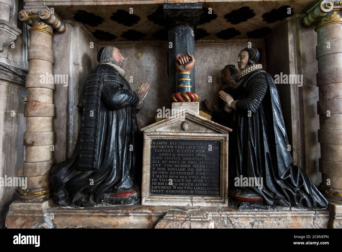 Fitzherbert Familie Denkmal in der alten Kirche von St Mary's, Tissington, Derbyshire, England. Stockfoto