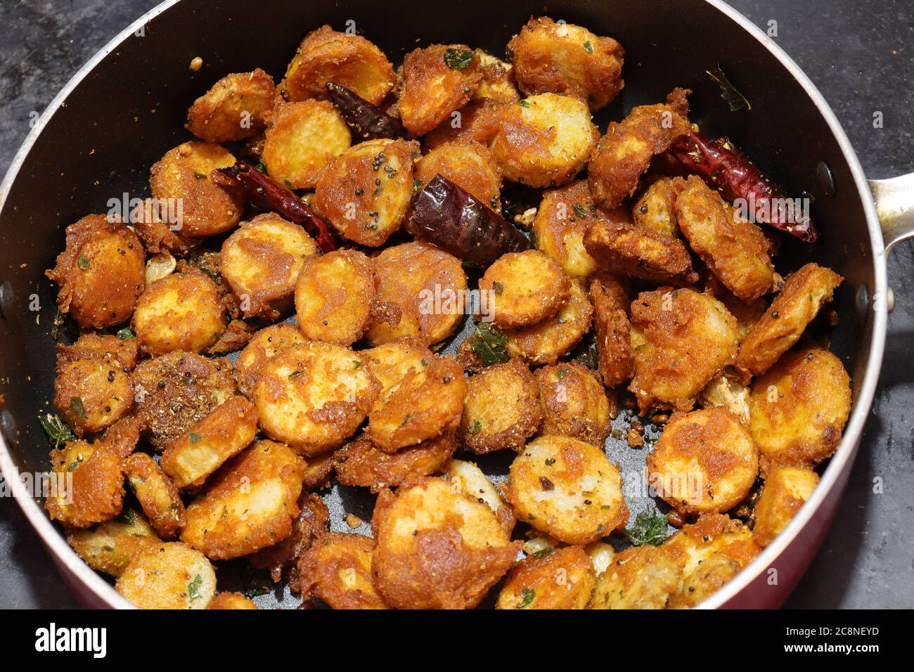 Taro- oder Colocasia-Esculenta-Braten auf isoliertem weißem Hintergrund. Stockfoto