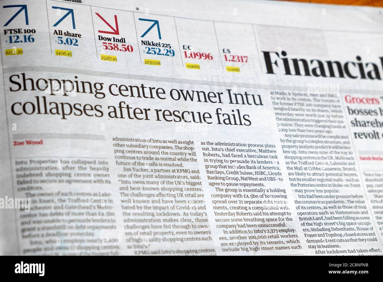 "Hopping Center Eigentümer Intu bricht zusammen, nachdem Rettung scheitert" Financial Abschnitt Inside page Guardian Zeitung Schlagzeile Artikel London England Großbritannien Stockfoto