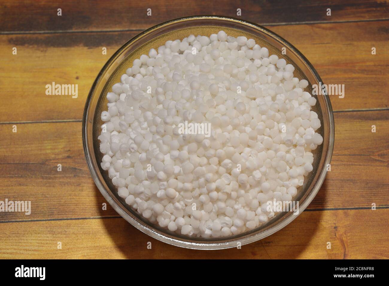 Weiße Sago-Perlen oder Sabudana rohe gesunde Sago-Kugeln in Holzschale  isoliert Stockfotografie - Alamy